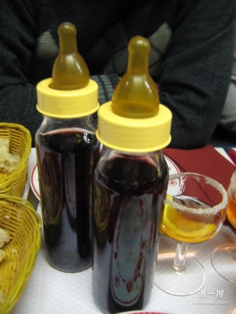 婴儿瓶装酒.jpg