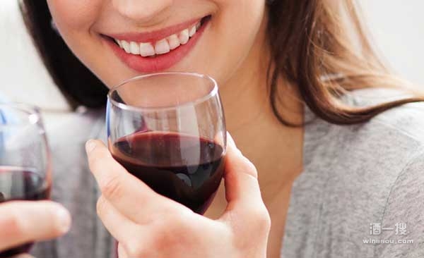 喝红葡萄酒时对到这六点能有效避免“红酒牙”尴尬