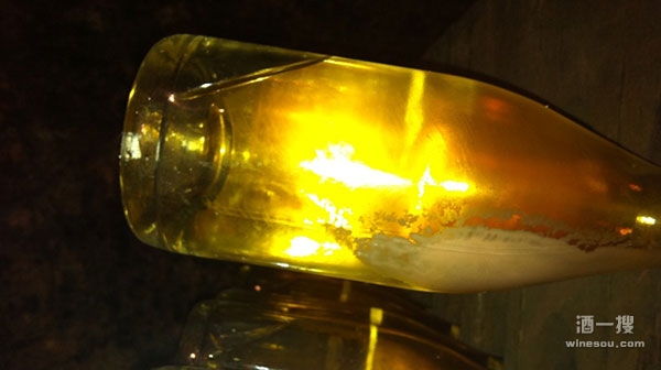 瓶中的酵母沉淀，自溶后的酵母形成各种风味物质