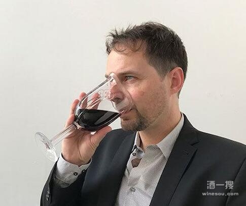 Kickstarter发布众筹新项目：“面罩葡萄酒杯”