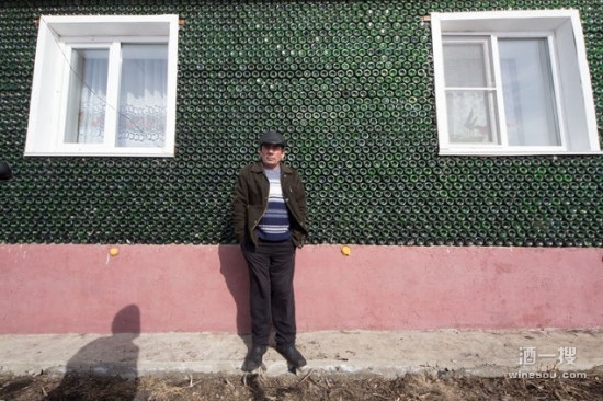 俄罗斯小伙12000支香槟空瓶建成“梦想屋”
