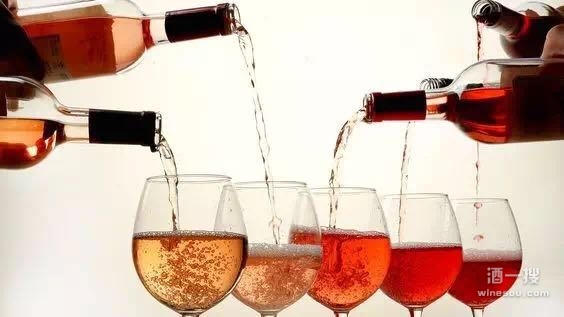 颜色各异的桃红葡萄酒