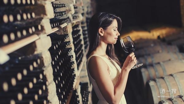 在闻香或品尝葡萄酒时，感受的味道是浓还是淡？