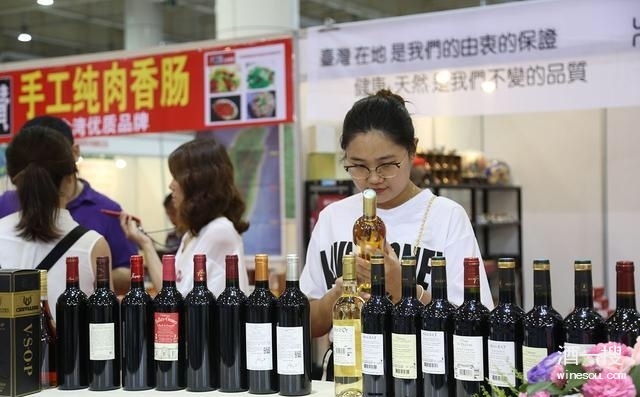 第六届中国（大连）国际葡萄酒美食节在东港威尼斯水城进行