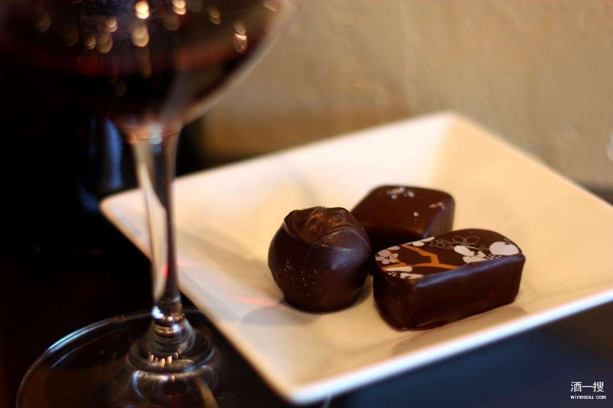 干红葡萄酒搭配黑巧克力