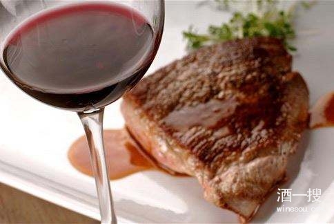 牛肉需要搭配红葡萄酒