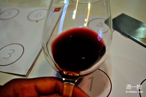 如何通过葡萄酒颜色判断葡萄酒的年份