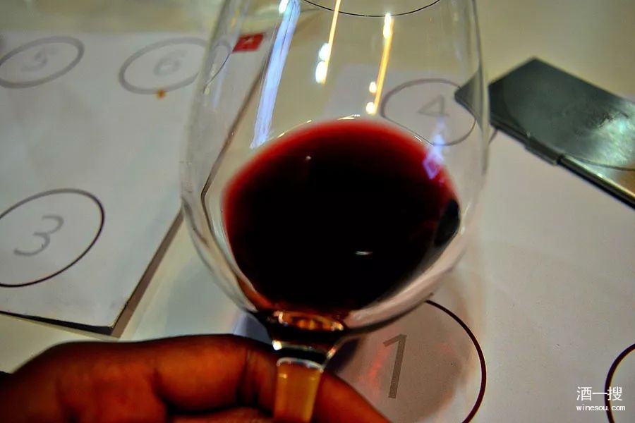 品酒第一步：观察葡萄酒澄清度和颜色